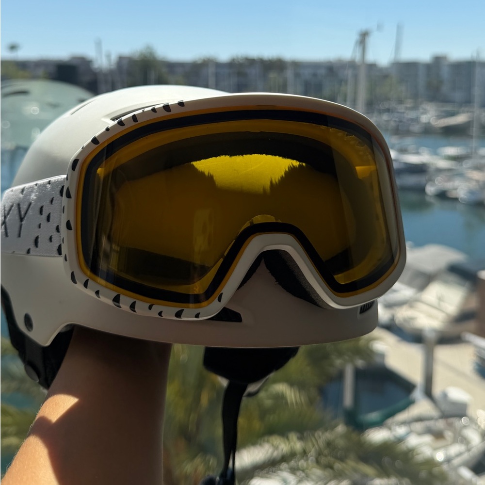 Roxy white Helmet with Yellow Goggles